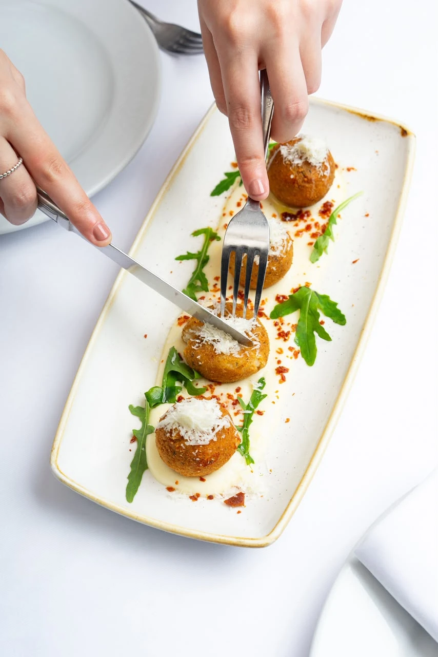 Arancini con parmesano y rúcula
