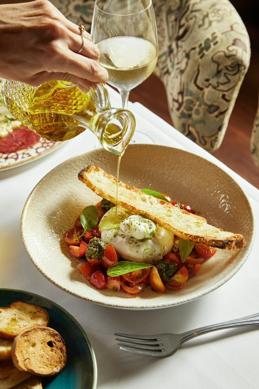 Burrata fresca con tomates y aceite de oliva extra virgen