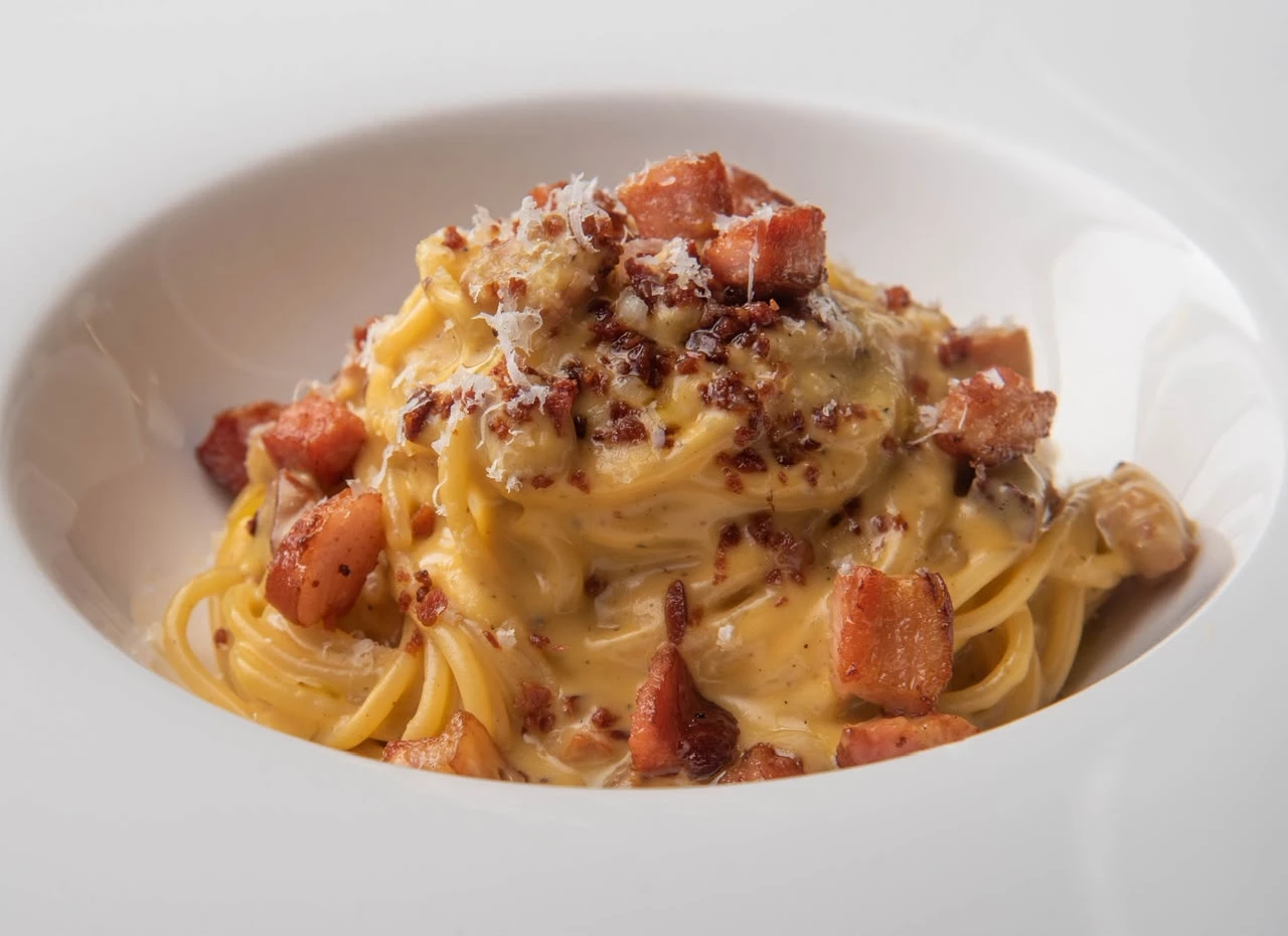 Spaghetti alla carbonara con guanciale y pecorino