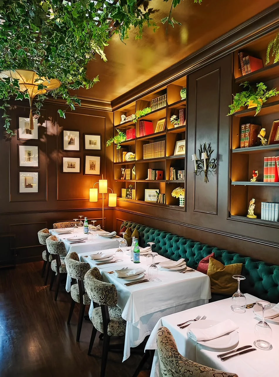 Salón principal con banqueta de terciopelo verde